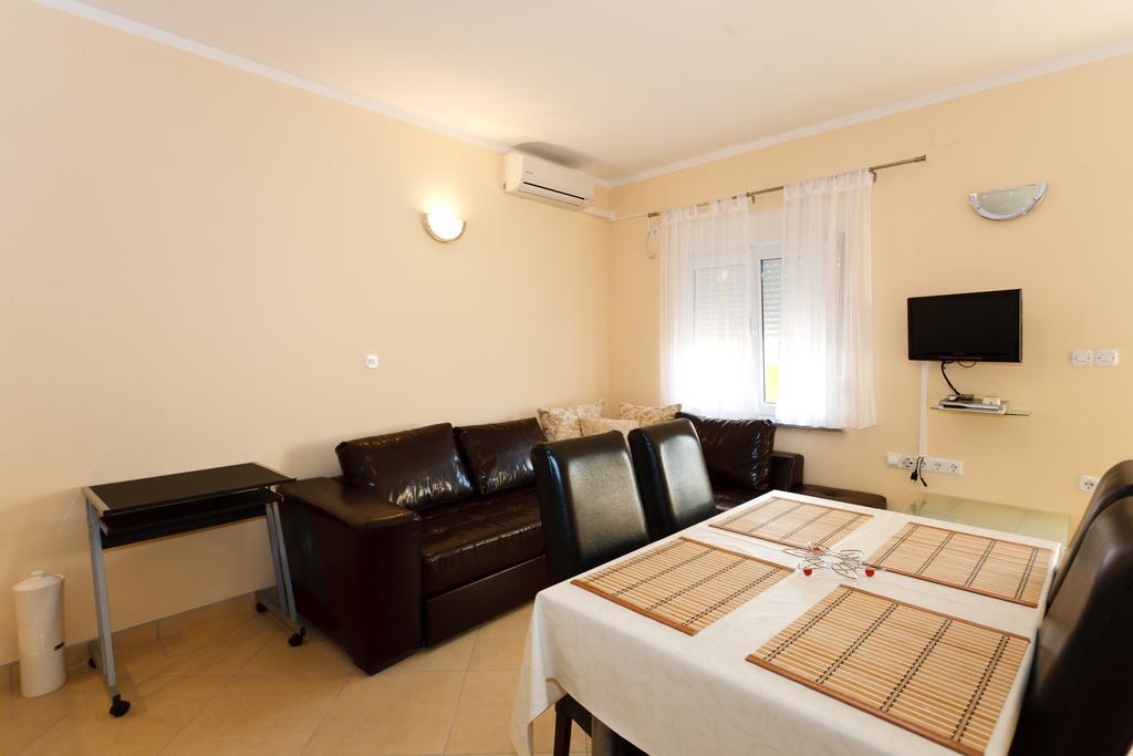 Apartmani Juric เวอร์ซาร์ ภายนอก รูปภาพ
